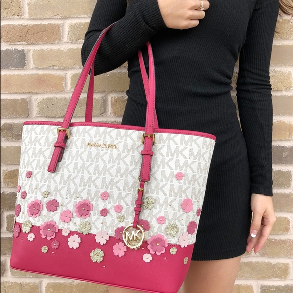 Michael Kors Handbags - 🌸162SOLD 🌸NWT Michael Kors M Carryall Tote Pink
